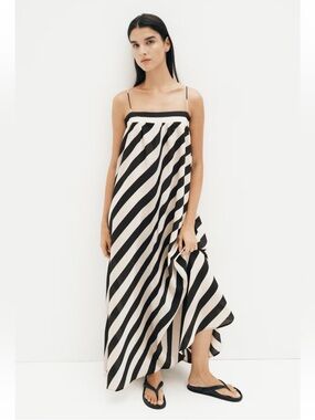 ae corset midi dress Strapless – American Eagle Europe ESMERALDA ✨🤍 A voluminous men's small size Color Code:VTNV Soft woven fabric/Sweetheart neckline/Sleeveless/Adjustable